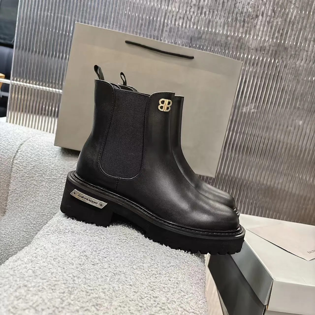 👟👟Ex-factory price 600👟👟 Balenciaga’s much-anticipated Venom Boots are now on sale. From Balenciaga 2025 FALL Series Venom Boots draws inspiration from motorcycle boots, with unique design as the core highlight. It not only enhances the stability of the boots, but also cleverly integrates the brand’s iconic hardware elements to highlight your personality. The design of the large tongue flap is even more unique, creating a casual and uninhibited style and breaking the stereotype of traditional shoes. This series of boots belongs to Balenciaga's 2025 fall non-catwalk products, showing the brand's creative extension beyond regular shows. Surface: Imported cowhide Lining: Sheepskin Size: 35-40 yards (custom-made sizes 41 are non-refundable)